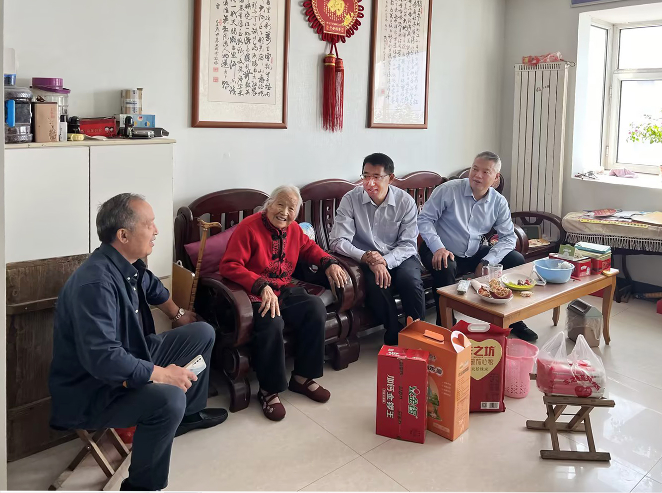 浩元集团开展重阳节走访慰问老人活动